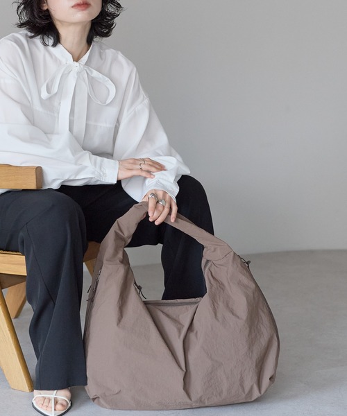 &MARKS(アンドマークス)の「N28【大容量・ポケット多数】ナイロンワンショルダーバッグ(ショルダーバッグ・レディース・ブラック/イエロー/ネイビー/ベージュ/レッド/ブラウン・FREE)」の17枚目の写真