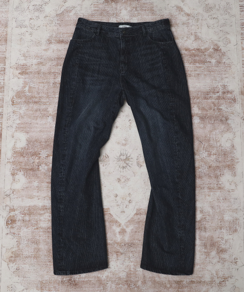 AREUBAN(アルバン)の「エンジニアードフレアカーブデニムパンツ_ウォッシュドブルー(デニムパンツ・メンズ・ダークインディゴブルー・2/3/4)」の2枚目の写真