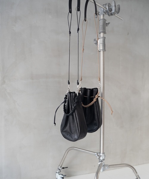 PR01.（ピーアールワン）の「SENTI Dyneema Leather MEDICINE BAG L+HAND STRAP / ダイニーマレザー メディスンバッグ L+ハンドストラップ（ショルダーバッグ・メンズ・ブラック系その他/ブラック・FREE）」の3枚目の写真