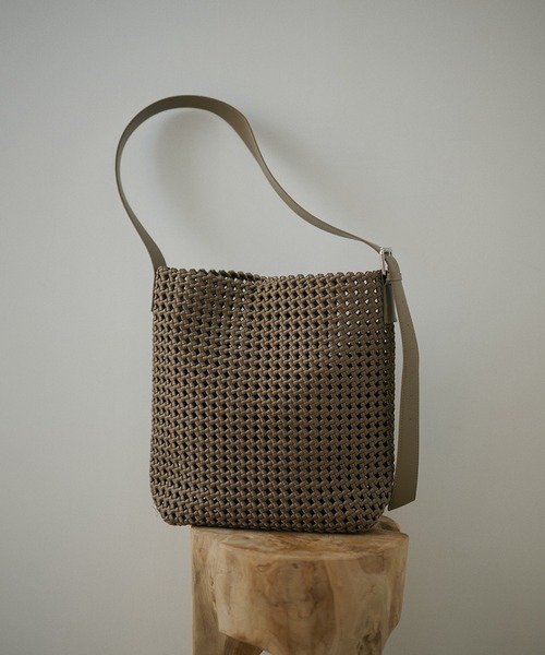 LAULEN(ローレン)の「leather belt mesh bucket shoulder bag /レザータッチメッシュバケットショルダーバッグ(ショルダーバッグ・レディース・ブラック/ベージュ・FREE)」の2枚目の写真