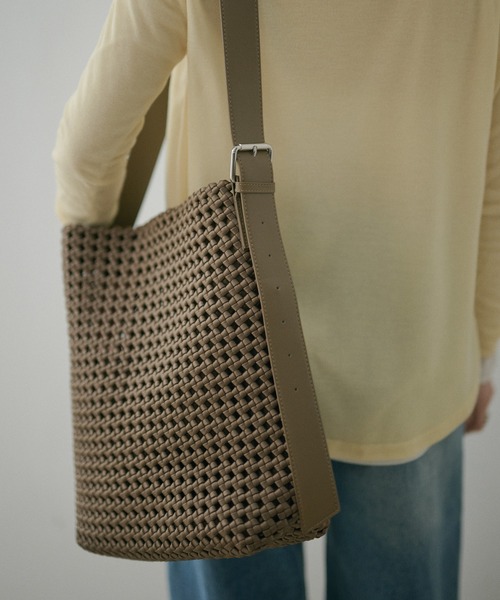 LAULEN(ローレン)の「leather belt mesh bucket shoulder bag /レザータッチメッシュバケットショルダーバッグ(ショルダーバッグ・レディース・ブラック/ベージュ・FREE)」の16枚目の写真