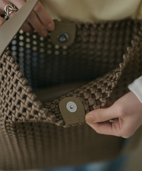 LAULEN(ローレン)の「leather belt mesh bucket shoulder bag /レザータッチメッシュバケットショルダーバッグ(ショルダーバッグ・レディース・ブラック/ベージュ・FREE)」の4枚目の写真