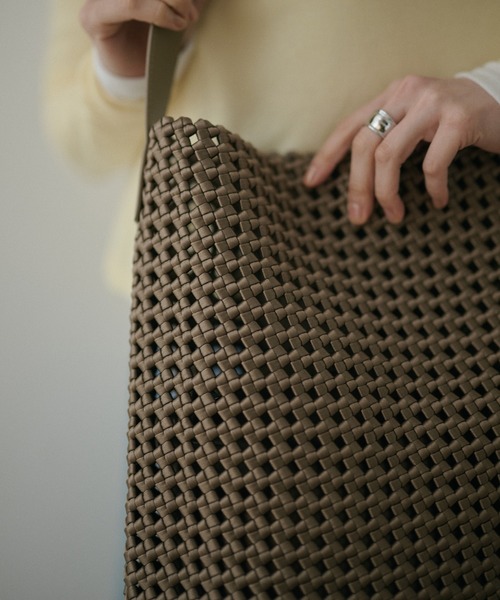LAULEN(ローレン)の「leather belt mesh bucket shoulder bag /レザータッチメッシュバケットショルダーバッグ(ショルダーバッグ・レディース・ブラック/ベージュ・FREE)」の3枚目の写真