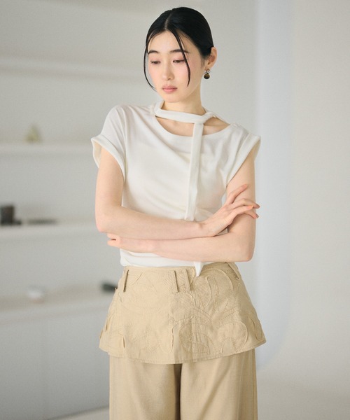 LAULEN(ローレン)の「choker neck french sleeve tops /チョーカーリボンフレンチスリーブトップス(Tシャツ/カットソー・レディース・ダークグレー/アイボリー/ホワイト・FREE)」の2枚目の写真