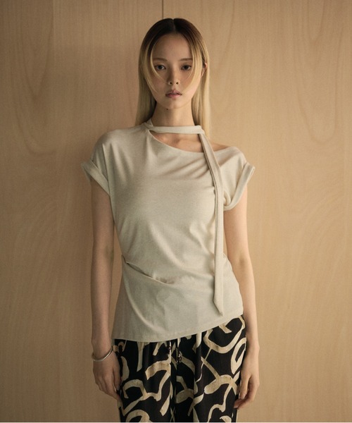 LAULEN(ローレン)の「choker neck french sleeve tops /チョーカーリボンフレンチスリーブトップス(Tシャツ/カットソー・レディース・ダークグレー/アイボリー/ホワイト・FREE)」の1枚目の写真