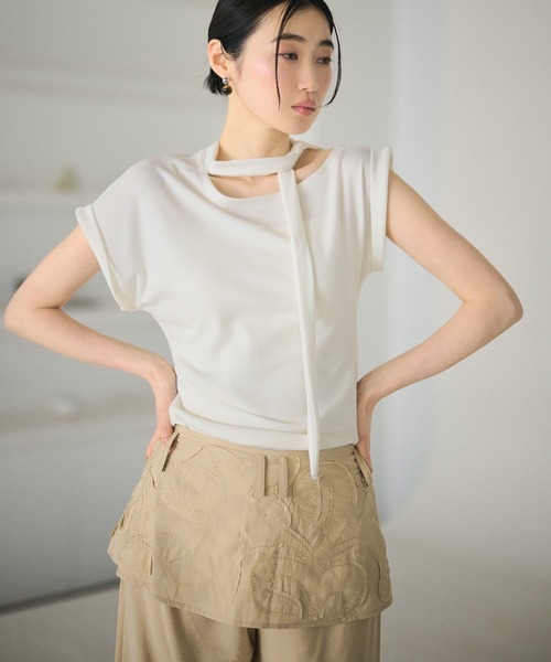 LAULEN(ローレン)の「choker neck french sleeve tops /チョーカーリボンフレンチスリーブトップス(Tシャツ/カットソー・レディース・ダークグレー/アイボリー/ホワイト・FREE)」の4枚目の写真