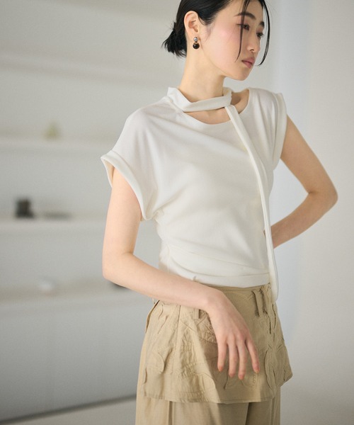 LAULEN(ローレン)の「choker neck french sleeve tops /チョーカーリボンフレンチスリーブトップス(Tシャツ/カットソー・レディース・ダークグレー/アイボリー/ホワイト・FREE)」の5枚目の写真