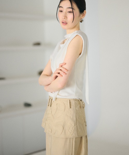 LAULEN(ローレン)の「choker neck french sleeve tops /チョーカーリボンフレンチスリーブトップス(Tシャツ/カットソー・レディース・ダークグレー/アイボリー/ホワイト・FREE)」の6枚目の写真