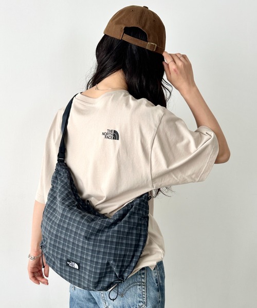 THE NORTH FACE(ザノースフェイス)の「THE NORTH FACE(ザ・ノースフェイス)/ショルダーバッグ ハーフムーンバッグ ホーボーバッグ /BREEZE CROSS BAG M(バックパック/リュック・レディース・ダークグレー/ブラック/ホワイト・FREE)」の11枚目の写真