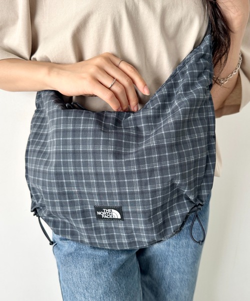 THE NORTH FACE(ザノースフェイス)の「THE NORTH FACE(ザ・ノースフェイス)/ショルダーバッグ ハーフムーンバッグ ホーボーバッグ /BREEZE CROSS BAG M(バックパック/リュック・レディース・ダークグレー/ブラック/ホワイト・FREE)」の4枚目の写真