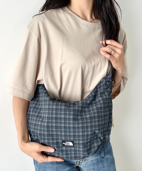 THE NORTH FACE(ザノースフェイス)の「THE NORTH FACE(ザ・ノースフェイス)/ショルダーバッグ ハーフムーンバッグ ホーボーバッグ /BREEZE CROSS BAG M(バックパック/リュック・レディース・ダークグレー/ブラック/ホワイト・FREE)」の6枚目の写真