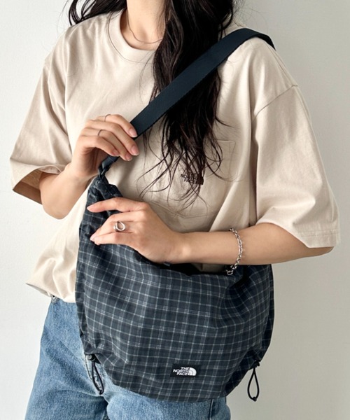 THE NORTH FACE(ザノースフェイス)の「THE NORTH FACE(ザ・ノースフェイス)/ショルダーバッグ ハーフムーンバッグ ホーボーバッグ /BREEZE CROSS BAG M(バックパック/リュック・レディース・ダークグレー/ブラック/ホワイト・FREE)」の8枚目の写真