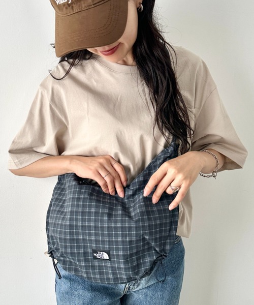 THE NORTH FACE(ザノースフェイス)の「THE NORTH FACE(ザ・ノースフェイス)/ショルダーバッグ ハーフムーンバッグ ホーボーバッグ /BREEZE CROSS BAG M(バックパック/リュック・レディース・ダークグレー/ブラック/ホワイト・FREE)」の5枚目の写真