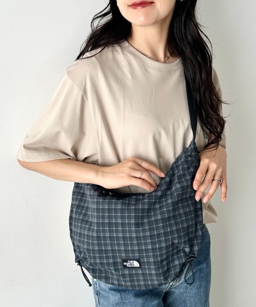 THE NORTH FACE(ザノースフェイス)の「THE NORTH FACE(ザ・ノースフェイス)/ショルダーバッグ ハーフムーンバッグ ホーボーバッグ /BREEZE CROSS BAG M(バックパック/リュック・レディース・ダークグレー/ブラック/ホワイト・FREE)」の7枚目の写真