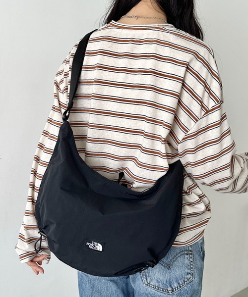 THE NORTH FACE(ザノースフェイス)の「THE NORTH FACE(ザ・ノースフェイス)/ショルダーバッグ ハーフムーンバッグ ホーボーバッグ /BREEZE CROSS BAG M(バックパック/リュック・レディース・ダークグレー/ブラック/ホワイト・FREE)」の17枚目の写真