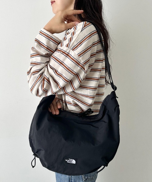 THE NORTH FACE(ザノースフェイス)の「THE NORTH FACE(ザ・ノースフェイス)/ショルダーバッグ ハーフムーンバッグ ホーボーバッグ /BREEZE CROSS BAG M(バックパック/リュック・レディース・ダークグレー/ブラック/ホワイト・FREE)」の22枚目の写真