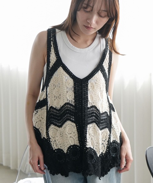 mili an deni(ミリアンデニ)の「Vネック配色クロシェベスト(ベスト・レディース・ブラック/ベージュ・M)」の1枚目の写真