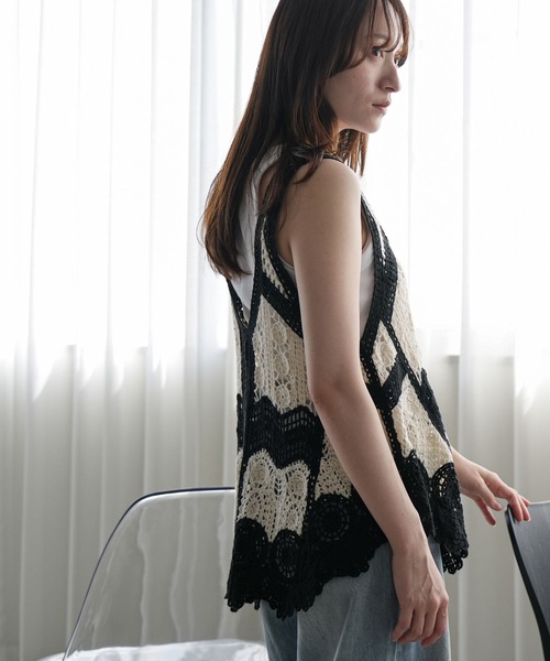 mili an deni(ミリアンデニ)の「Vネック配色クロシェベスト(ベスト・レディース・ブラック/ベージュ・M)」の4枚目の写真