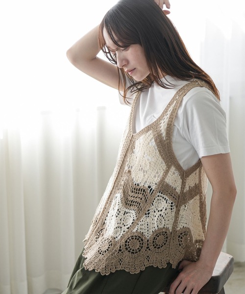 mili an deni(ミリアンデニ)の「Vネック配色クロシェベスト(ベスト・レディース・ブラック/ベージュ・M)」の11枚目の写真