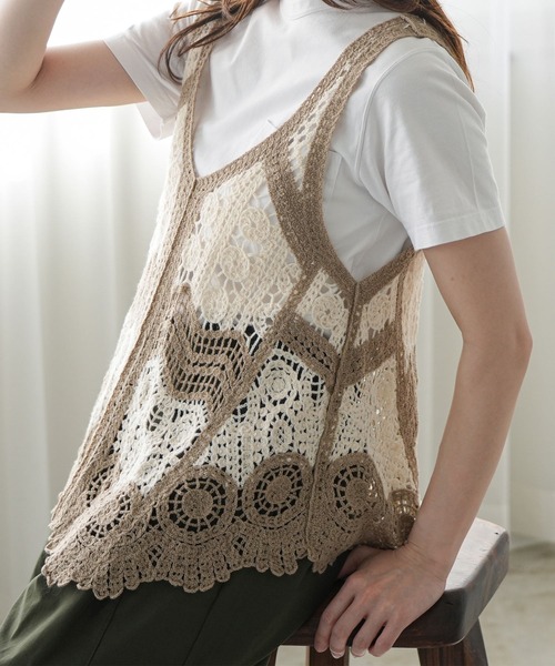 mili an deni(ミリアンデニ)の「Vネック配色クロシェベスト(ベスト・レディース・ブラック/ベージュ・M)」の17枚目の写真