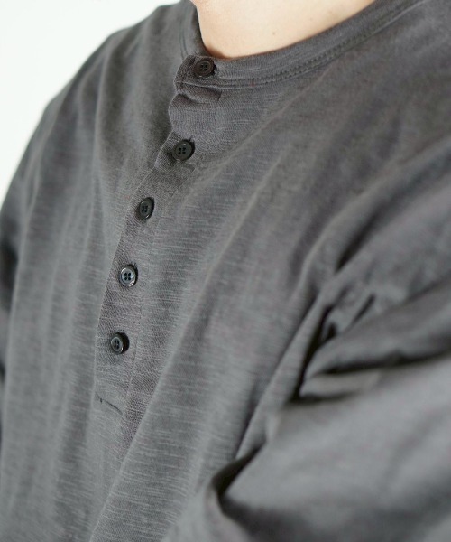 Chikashitsu +(チカシツプラス)の「【Chikashitsu +】sheer cotton henley neck long sleeve / 【チカシツプラス】シアーコットンヘンリーネックロンT<着用動画あり>(Tシャツ/カットソー・メンズ・ホワイト/ブラック/チャコール/ネイビー・ONE SIZE)」の22枚目の写真