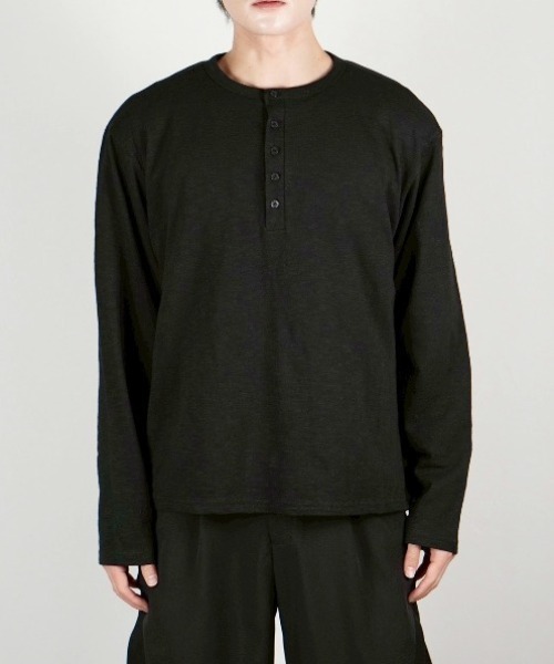 Chikashitsu +(チカシツプラス)の「【Chikashitsu +】sheer cotton henley neck long sleeve / 【チカシツプラス】シアーコットンヘンリーネックロンT<着用動画あり>(Tシャツ/カットソー・メンズ・ホワイト/ブラック/チャコール/ネイビー・ONE SIZE)」の10枚目の写真