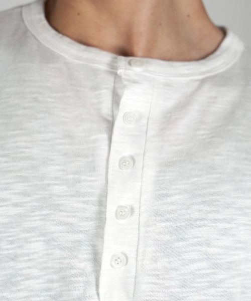 Chikashitsu +(チカシツプラス)の「【Chikashitsu +】sheer cotton henley neck long sleeve / 【チカシツプラス】シアーコットンヘンリーネックロンT<着用動画あり>(Tシャツ/カットソー・メンズ・ホワイト/ブラック/チャコール/ネイビー・ONE SIZE)」の8枚目の写真