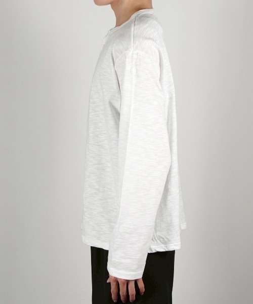 Chikashitsu +(チカシツプラス)の「【Chikashitsu +】sheer cotton henley neck long sleeve / 【チカシツプラス】シアーコットンヘンリーネックロンT<着用動画あり>(Tシャツ/カットソー・メンズ・ホワイト/ブラック/チャコール/ネイビー・ONE SIZE)」の6枚目の写真