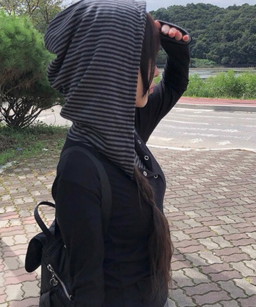 LYEON(リヨン)の「ボーダーレイヤード配色スナップフードトップス(パーカー・レディース・ブラック・FREE)」の3枚目の写真