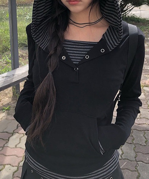 LYEON(リヨン)の「ボーダーレイヤード配色スナップフードトップス(パーカー・レディース・ブラック・FREE)」の5枚目の写真
