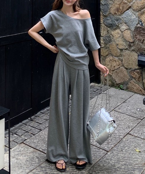 AMAJI(アマジ)の「オフショルダー 半袖トップス ワイドパンツ セットアップ(セットアップ・レディース・グレー・SMALL/MEDIUM/LARGE)」の2枚目の写真
