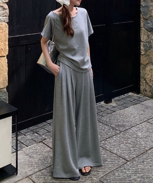 AMAJI(アマジ)の「オフショルダー 半袖トップス ワイドパンツ セットアップ(セットアップ・レディース・グレー・SMALL/MEDIUM/LARGE)」の4枚目の写真