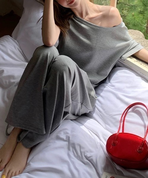 AMAJI(アマジ)の「オフショルダー 半袖トップス ワイドパンツ セットアップ(セットアップ・レディース・グレー・SMALL/MEDIUM/LARGE)」の5枚目の写真