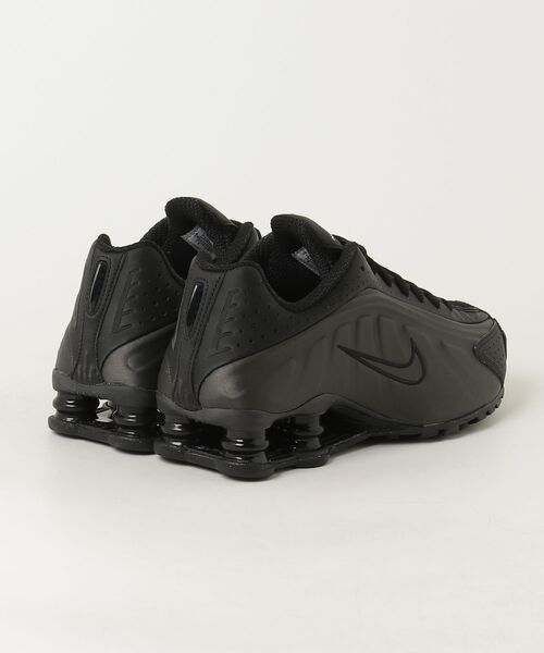 NIKE（ナイキ）の「NIKE/ナイキ ｼｮｯｸｽ R4（スニーカー・メンズ・ブラック・24cm/24.5cm/25cm/25.5cm/26cm）」の2枚目の写真
