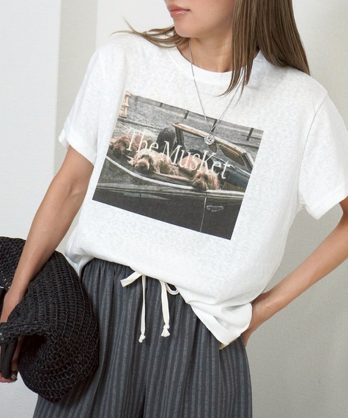 gossara(ゴサラ)の「【主役級Tシャツ】dogフォトプリントT(Tシャツ/カットソー・レディース・チャコールグレー/ホワイト/グレー・FREE)」の1枚目の写真
