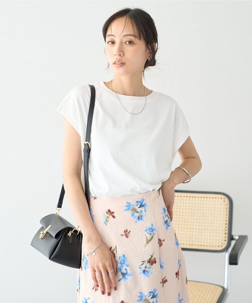 earth music&ecology(アースミュージックアンドエコロジー)の「フレンチスリーブTシャツ(Tシャツ/カットソー・レディース・ブラウン/チャコールグレー/ブラック/オフホワイト・FREE)」の1枚目の写真