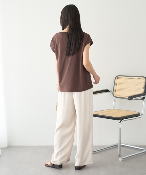 earth music&ecology(アースミュージックアンドエコロジー)の「フレンチスリーブTシャツ(Tシャツ/カットソー・レディース・ブラウン/チャコールグレー/ブラック/オフホワイト・FREE)」の18枚目の写真