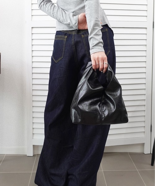 unnu（ユヌ）の「シャイニーツイストハンドバッグ（ハンドバッグ・レディース・ホワイト/シルバー/ブラック・F）」の7枚目の写真