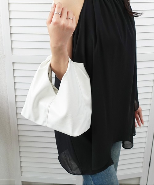 unnu（ユヌ）の「シャイニーツイストハンドバッグ（ハンドバッグ・レディース・ホワイト/シルバー/ブラック・F）」の11枚目の写真