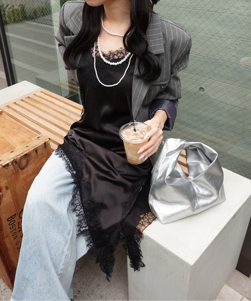 unnu（ユヌ）の「シャイニーツイストハンドバッグ（ハンドバッグ・レディース・ホワイト/シルバー/ブラック・F）」の8枚目の写真