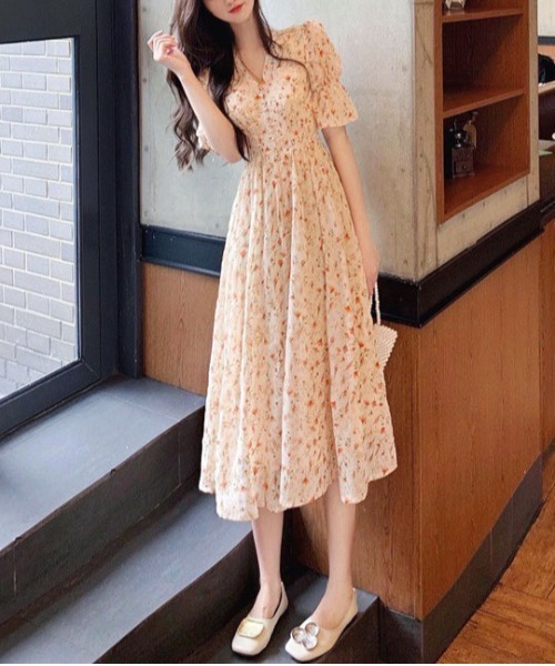 &soiree(アンドソワレ)の「Vネック花柄フリルスリーブ半袖ワンピース(ワンピース・レディース・アイボリー・LARGE/MEDIUM/X-LARGE)」の2枚目の写真