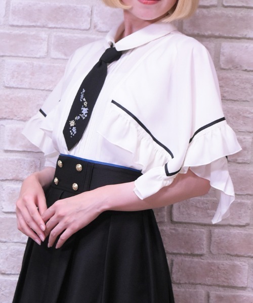 axes femme POETIQUE(アクシーズファムポエティック)の「スパークル刺繍ケープ風BL(シャツ/ブラウス・レディース・ホワイト/ブラック・MEDIUM)」の1枚目の写真
