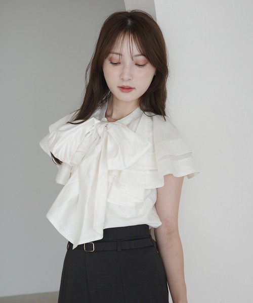 EIMY ISTOIRE(エイミーイストワール)の「E.M RIBBON CAPE BLOUSE(シャツ/ブラウス・レディース・ブラック/ピンクベージュ/ホワイト・F)」の1枚目の写真
