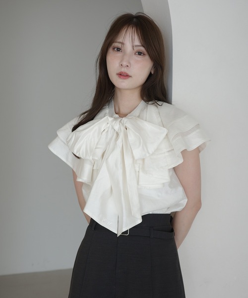 EIMY ISTOIRE(エイミーイストワール)の「E.M RIBBON CAPE BLOUSE(シャツ/ブラウス・レディース・ブラック/ピンクベージュ/ホワイト・F)」の4枚目の写真