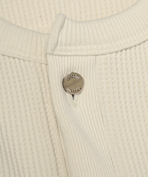 CULLNI(クルニ)の「Urban Waffle Command Henley Neck Pullover(Tシャツ/カットソー・メンズ・オフホワイト/ブルーグレー/ブラック/ネイビー・2/1)」の9枚目の写真