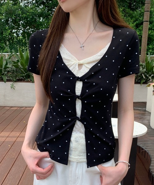 AMAJI(アマジ)の「フェイクレイヤード ドット柄 フロントツイスト スリム 半袖Tシャツ(Tシャツ/カットソー・レディース・ブラック・X-LARGE/LARGE/MEDIUM/SMALL)」の1枚目の写真