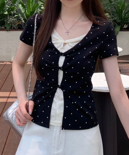 AMAJI(アマジ)の「フェイクレイヤード ドット柄 フロントツイスト スリム 半袖Tシャツ(Tシャツ/カットソー・レディース・ブラック・X-LARGE/LARGE/MEDIUM/SMALL)」の4枚目の写真