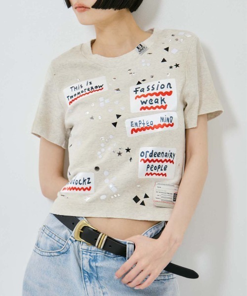 MIHARAYASUHIRO(ミハラヤスヒロ)の「【MIHARAYASUHIRO/ミハラヤスヒロ】EMBELLISHED STICKER TEE/ステッカーTシャツ(Tシャツ/カットソー・レディース・ホワイト/ブラック・38)」の2枚目の写真