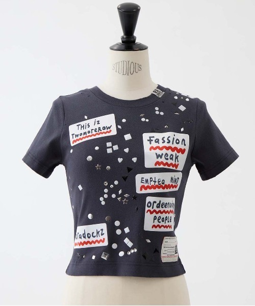 MIHARAYASUHIRO(ミハラヤスヒロ)の「【MIHARAYASUHIRO/ミハラヤスヒロ】EMBELLISHED STICKER TEE/ステッカーTシャツ(Tシャツ/カットソー・レディース・ホワイト/ブラック・38)」の1枚目の写真