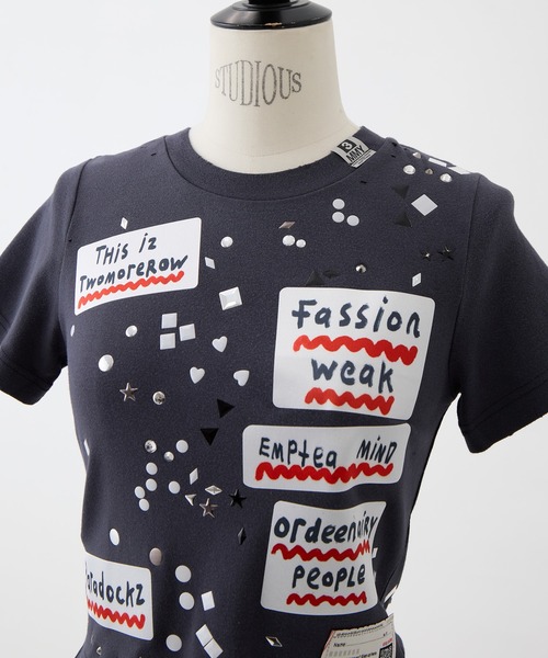 MIHARAYASUHIRO(ミハラヤスヒロ)の「【MIHARAYASUHIRO/ミハラヤスヒロ】EMBELLISHED STICKER TEE/ステッカーTシャツ(Tシャツ/カットソー・レディース・ホワイト/ブラック・38)」の7枚目の写真